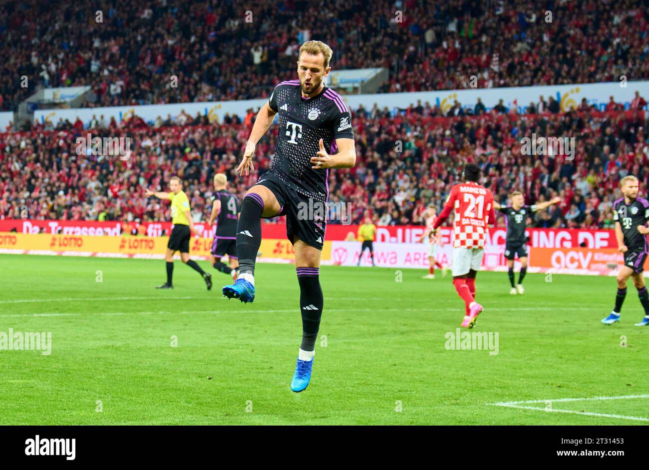 Harry Kane, FCB 9 celebrates his 0-2 goal, happy, laugh, celebration,   in the match 1. FSV MAINZ 05 -  FC BAYERN MUENCHEN  1-3  on Oct 21, 2023 in Mainz, Germany. Season 2023/2024, 1.Bundesliga, FCB, München, matchday 8, 8.Spieltag © Peter Schatz / Alamy Live News    - DFL REGULATIONS PROHIBIT ANY USE OF PHOTOGRAPHS as IMAGE SEQUENCES and/or QUASI-VIDEO - Stock Photo