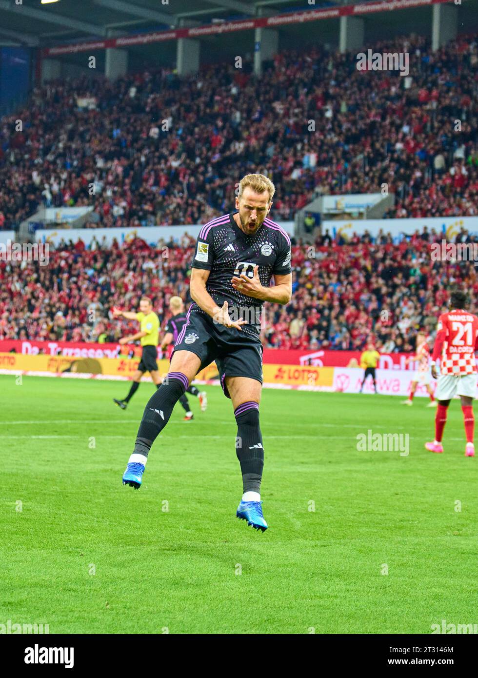 Harry Kane, FCB 9 celebrates his 0-2 goal, happy, laugh, celebration,   in the match 1. FSV MAINZ 05 -  FC BAYERN MUENCHEN  1-3  on Oct 21, 2023 in Mainz, Germany. Season 2023/2024, 1.Bundesliga, FCB, München, matchday 8, 8.Spieltag © Peter Schatz / Alamy Live News    - DFL REGULATIONS PROHIBIT ANY USE OF PHOTOGRAPHS as IMAGE SEQUENCES and/or QUASI-VIDEO - Stock Photo