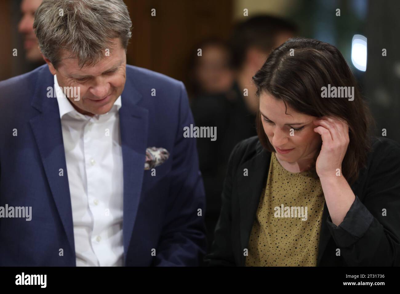 Bern, Schweiz, 22.10.2023: SRF-Elefantenrunde: Jürg Grossen, Grünliberale, links, Mattea Julia Meyer SP Sozialdemokraten, rechts, betrachten kurz vor Beginn der Sendung im Schweizer Fernsehen die Hochrechnungen. *** Bern, Switzerland, 22 10 2023 SRF Elefantenrunde Jürg Grossen, Green Liberals, left, Mattea Julia Meyer SP Social Democrats, right, look at the projections shortly before the start of the broadcast on Swiss television Copyright: xdtsxNachrichtenagenturx dts 24740 Credit: Imago/Alamy Live News Stock Photo