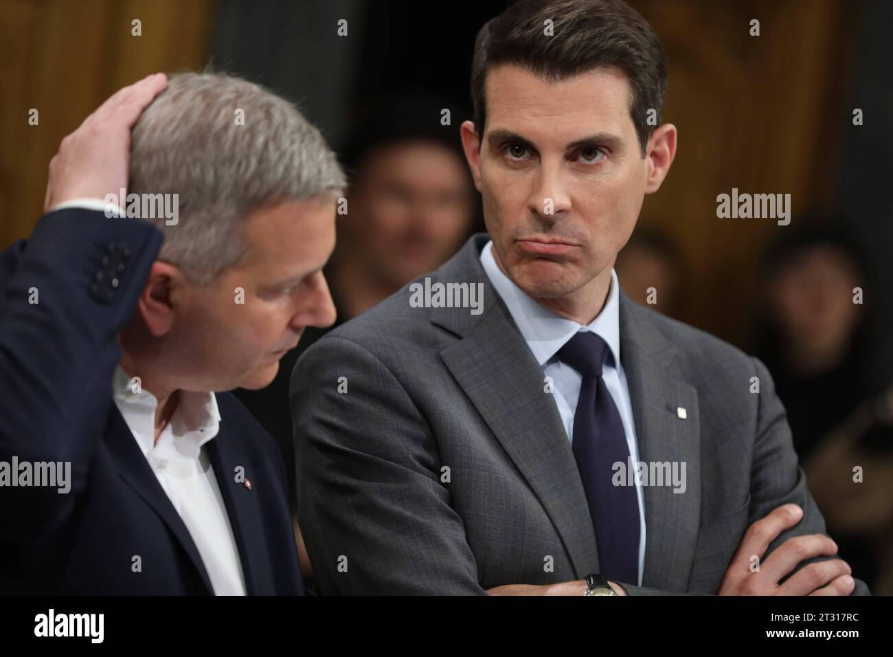 Bern, Schweiz, 22.10.2023: SRF-Elefantenrunde: Marco Chiesa, Parteivorsitzender SVP, links, Thierry Burkart, FDP, rechts, kurz vor einem Interview des Schweizer Fernsehens am Wahlabend im Bundeshaus *** Bern, Switzerland, 22 10 2023 SRF Elefantenrunde Marco Chiesa, SVP party leader, left, Thierry Burkart, FDP, right, shortly before an interview by Swiss television on election night at the Federal Parliament building. Copyright: xdtsxNachrichtenagenturx dts 24747 Credit: Imago/Alamy Live News Stock Photo