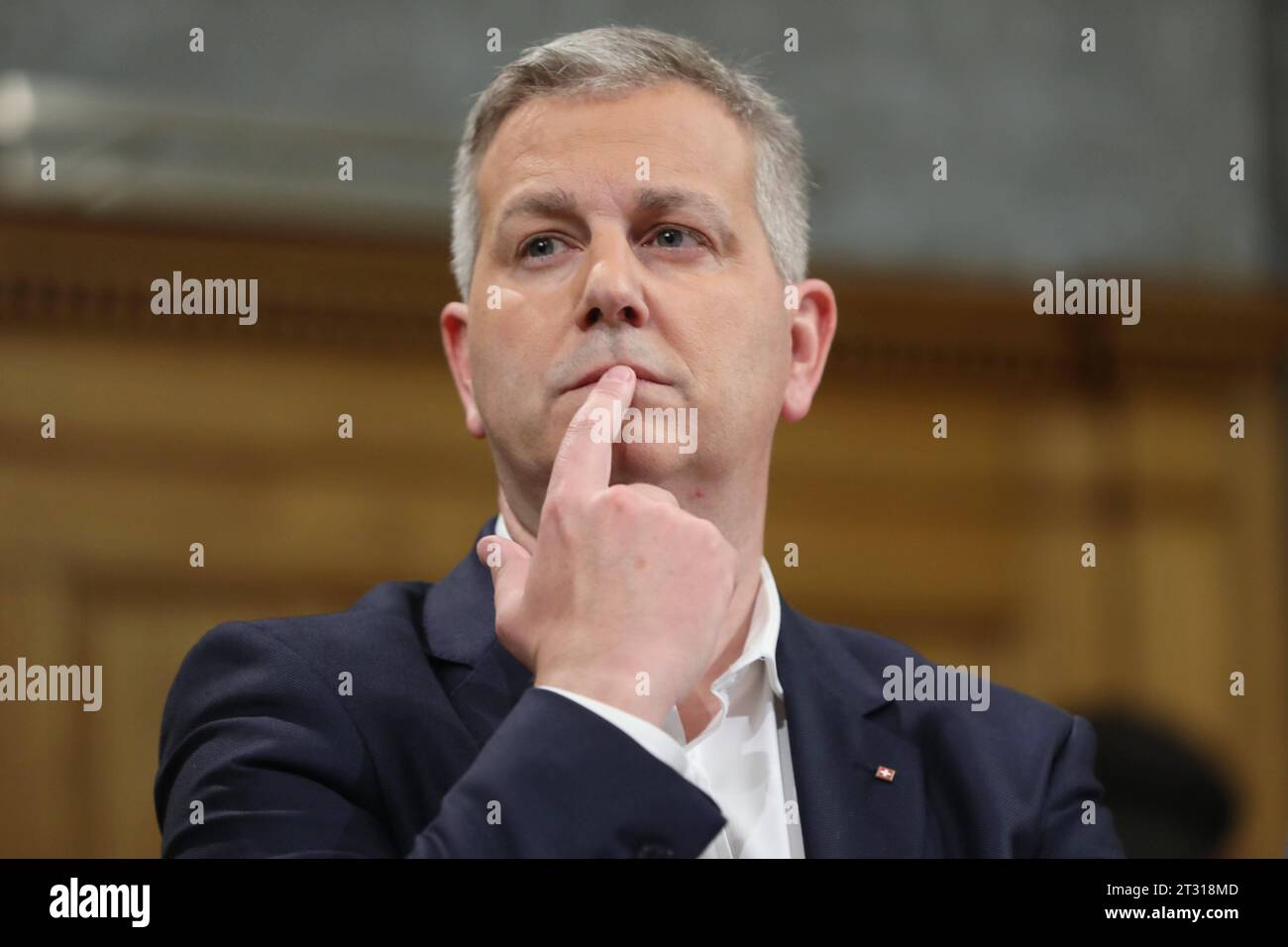 Bern, Schweiz, 22.10.2023: SRF-Elefantenrunde: Marco Chiesa, Parteivorsitzender SVP, bei einem Interview des Schweizer Fernsehens am Wahlabend im Bundeshaus, rechts seitlich Thierry Burkart, FDP *** Bern, Switzerland, 22 10 2023 SRF Elefantenrunde Marco Chiesa, SVP party leader, during an interview by Swiss television on election night in the Federal Parliament building, with Thierry Burkart, FDP, to the right. Copyright: xdtsxNachrichtenagenturx dts 24749 Credit: Imago/Alamy Live News Stock Photo