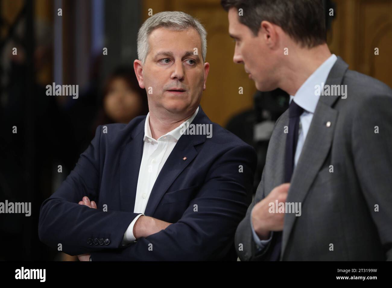 Bern, Schweiz, 22.10.2023: SRF-Elefantenrunde: Marco Chiesa, Parteivorsitzender SVP, links, Thierry Burkart, FDP, rechts, in einem Gespräch kurz vor einem Interview des Schweizer Fernsehens am Wahlabend im Bundeshaus *** Bern, Switzerland, 22 10 2023 SRF Elefantenrunde Marco Chiesa, SVP party leader, left, Thierry Burkart, FDP, right, in a conversation shortly before an interview by Swiss television on election night at the Federal Parliament building. Copyright: xdtsxNachrichtenagenturx dts 24753 Credit: Imago/Alamy Live News Stock Photo