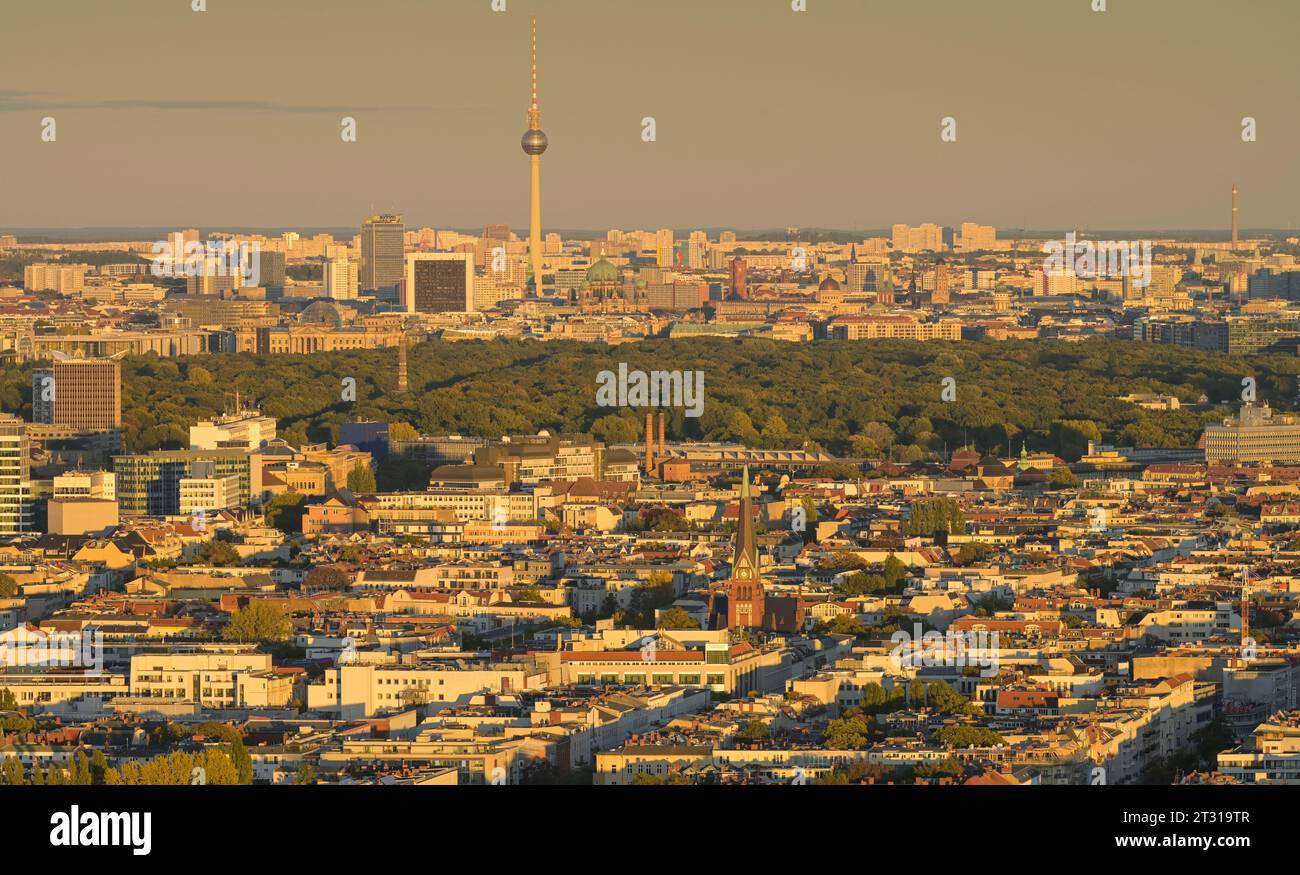 Charlottenburg (vorne) und Mitte mit Tiergarten (hinten), Berliner Stadtpanorama, Skyline, Berlin, Deutschland Stock Photo
