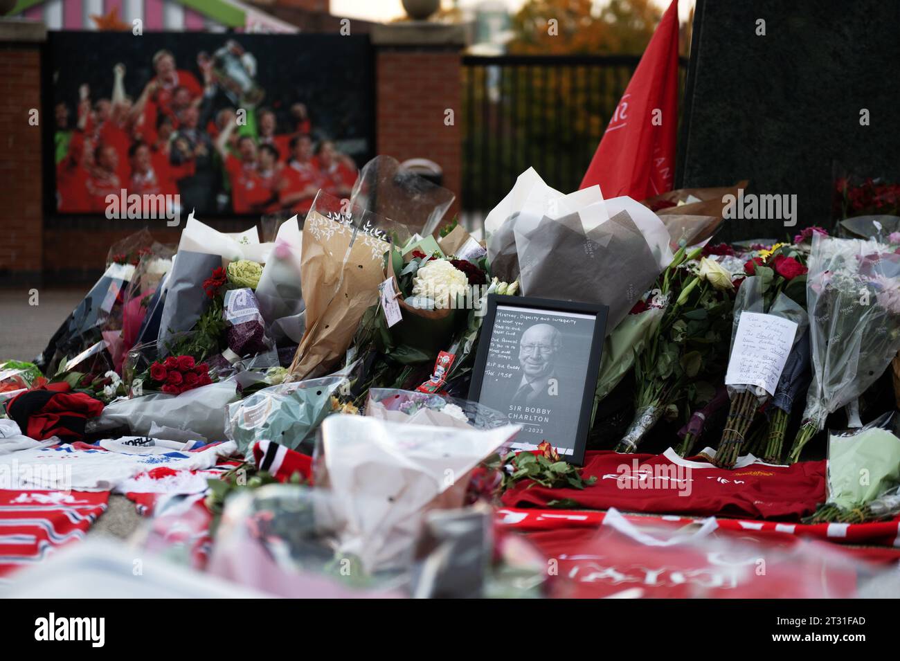 Tributes sir bobby charlton hi-res stock photography and images - Alamy