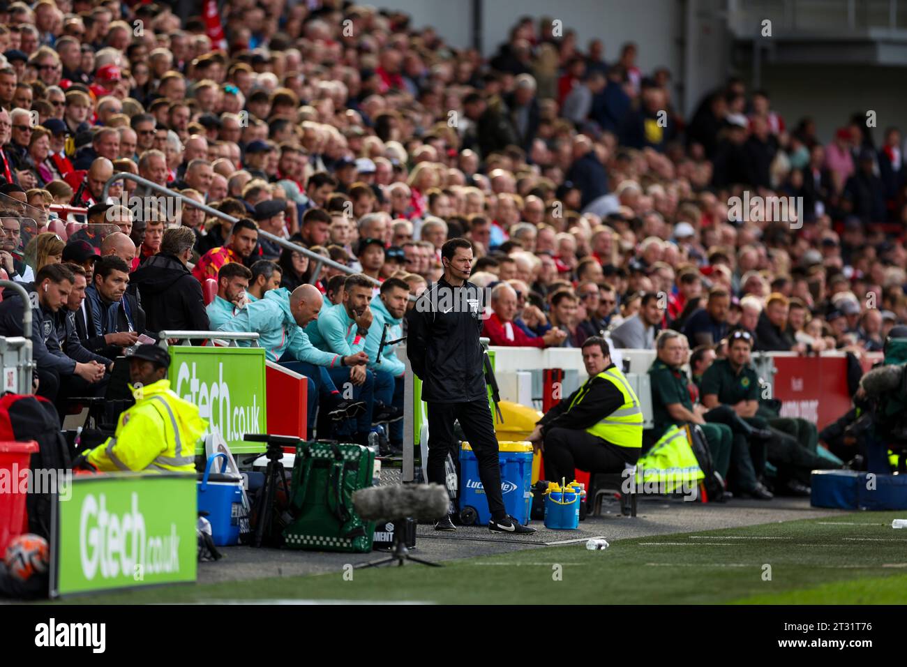 Fourth Official Darren England during the Premier League match at Gtech Community Stadium, London. Picture date: Saturday October 21, 2023. Stock Photo