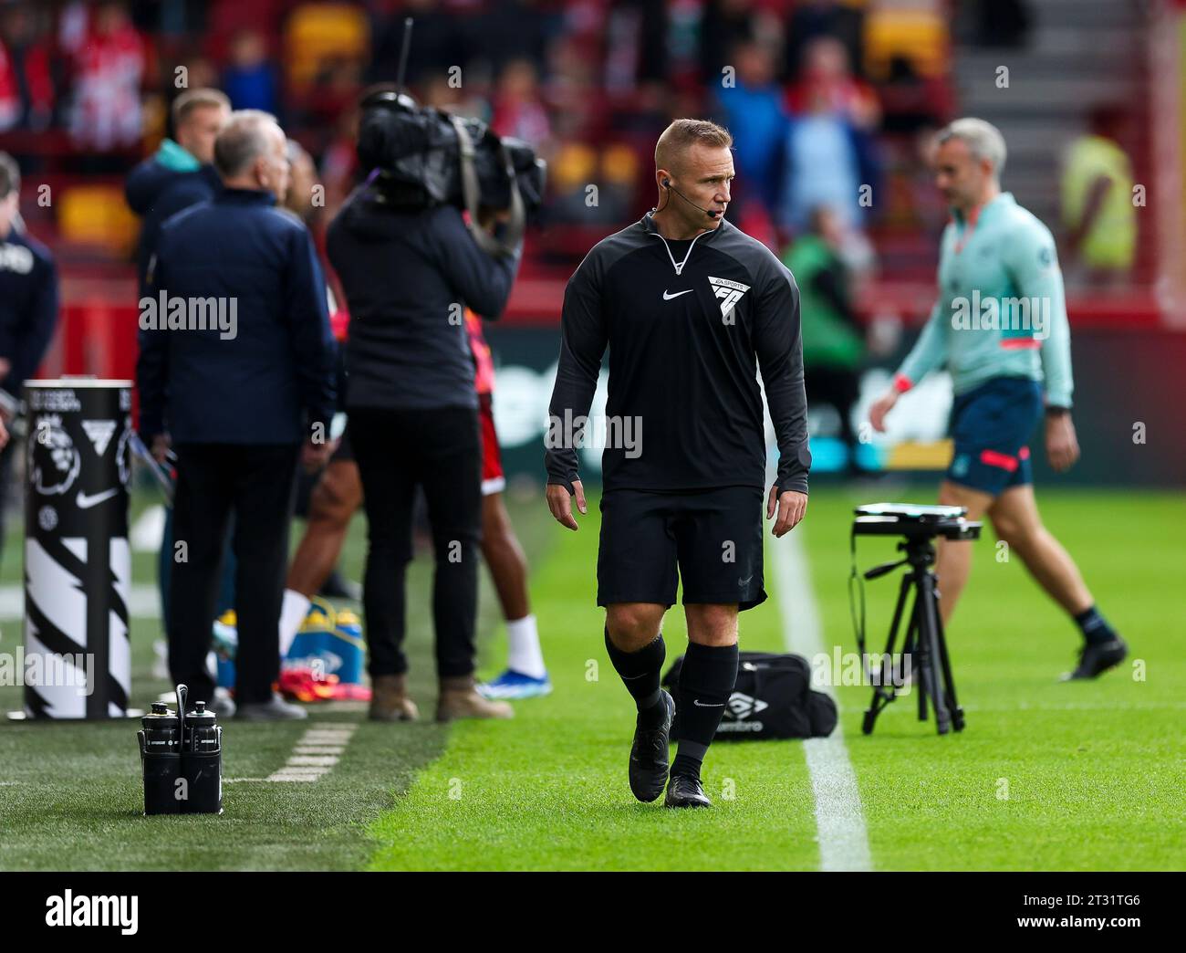 Fourth Official Darren England during the Premier League match at Gtech Community Stadium, London. Picture date: Saturday October 21, 2023. Stock Photo
