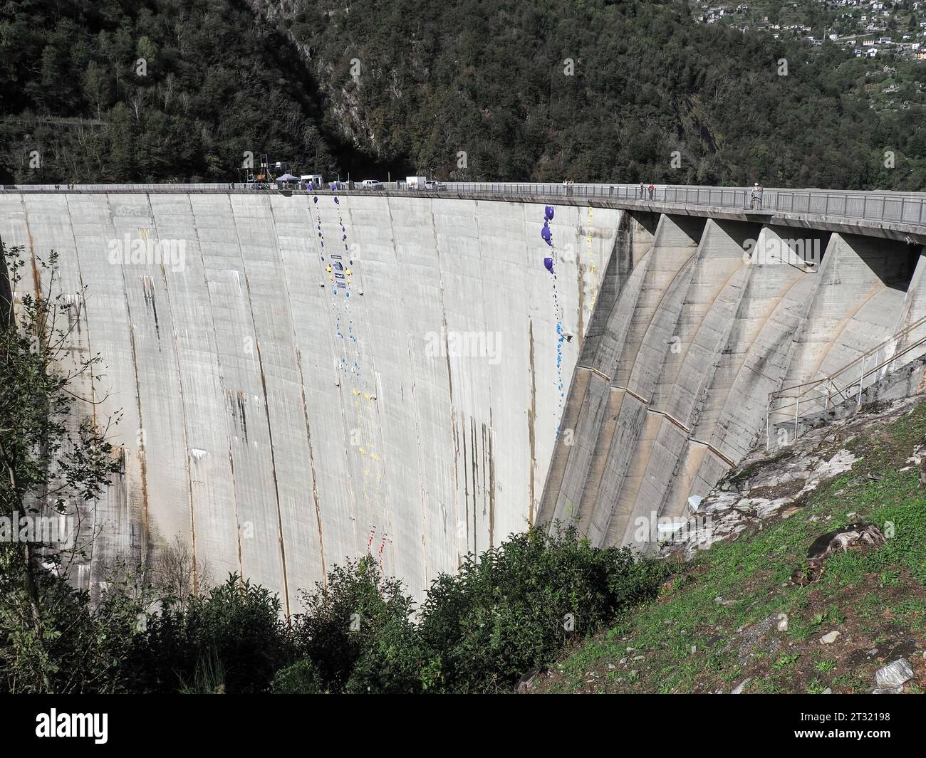 Bungee jump verzasca dam switzerland hi-res stock photography and ...