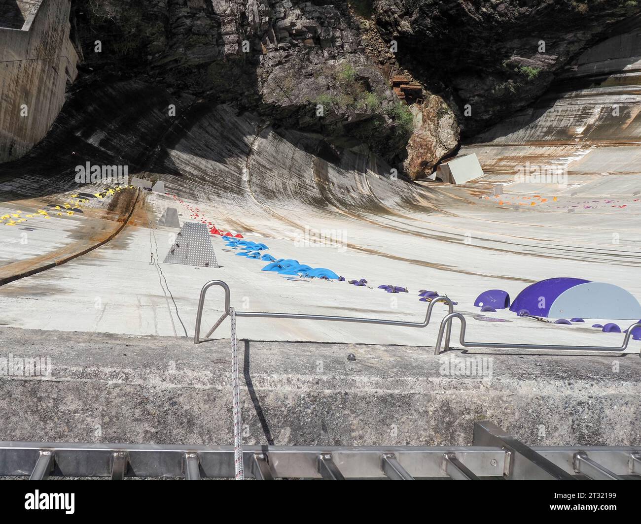 Contra Dam, Switzerland - October 22, 2023: Freclimbing at the dam for electricity production Stock Photo