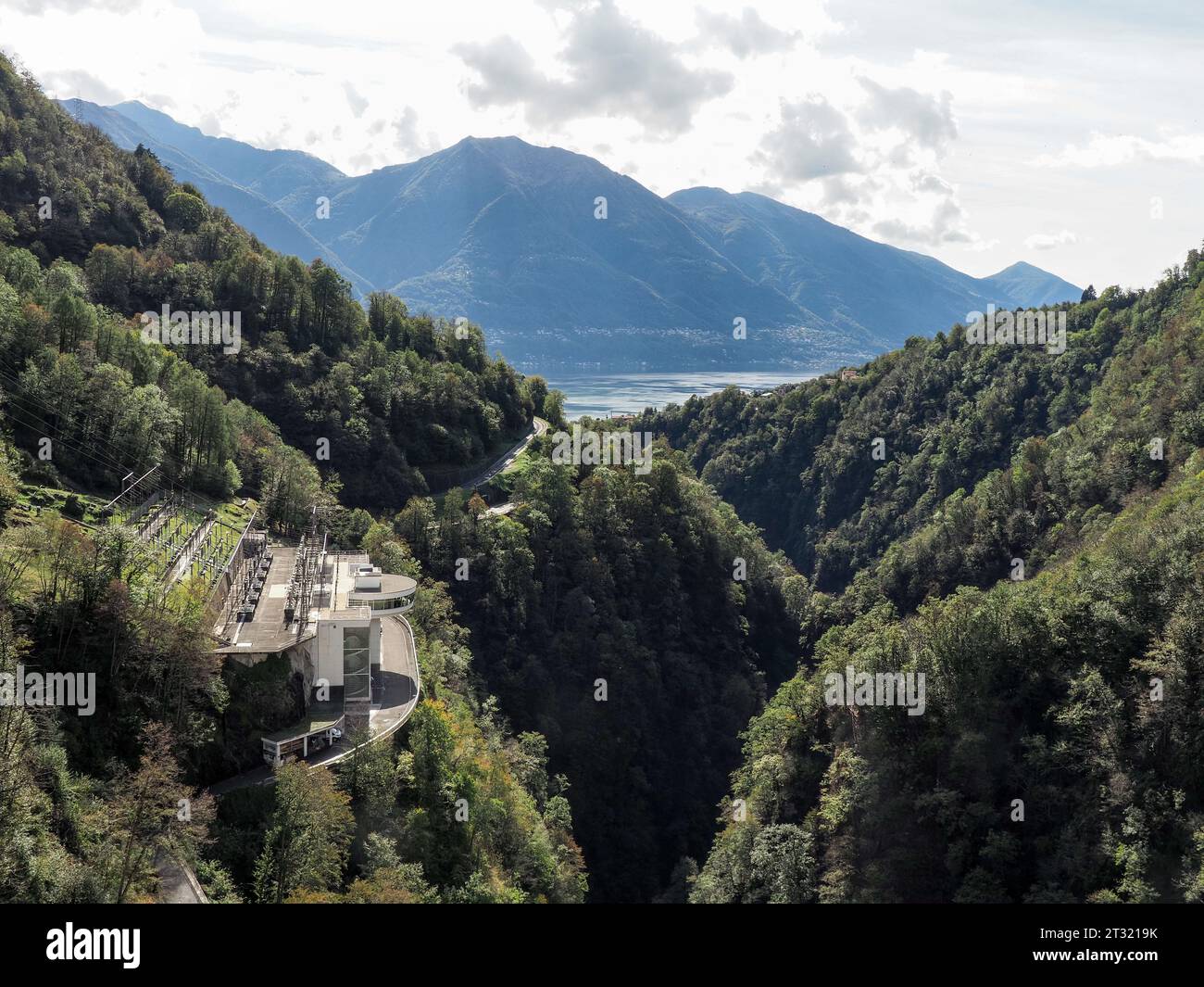 Bungee jump verzasca dam switzerland hi-res stock photography and ...