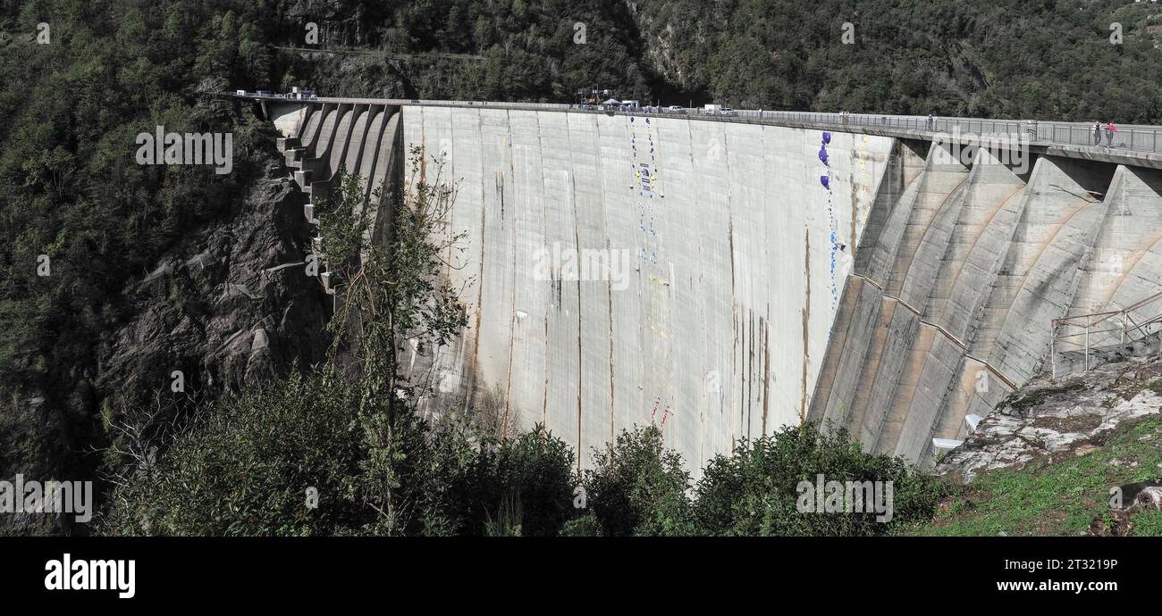 Bungee jump verzasca dam switzerland hi-res stock photography and ...