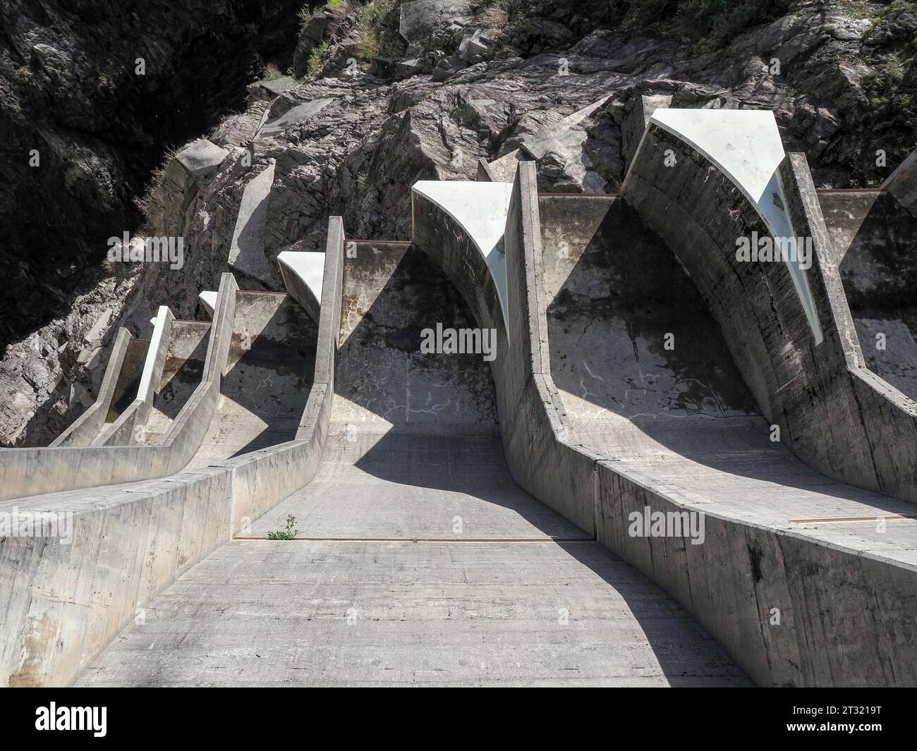Bungee jump verzasca dam switzerland hi-res stock photography and ...