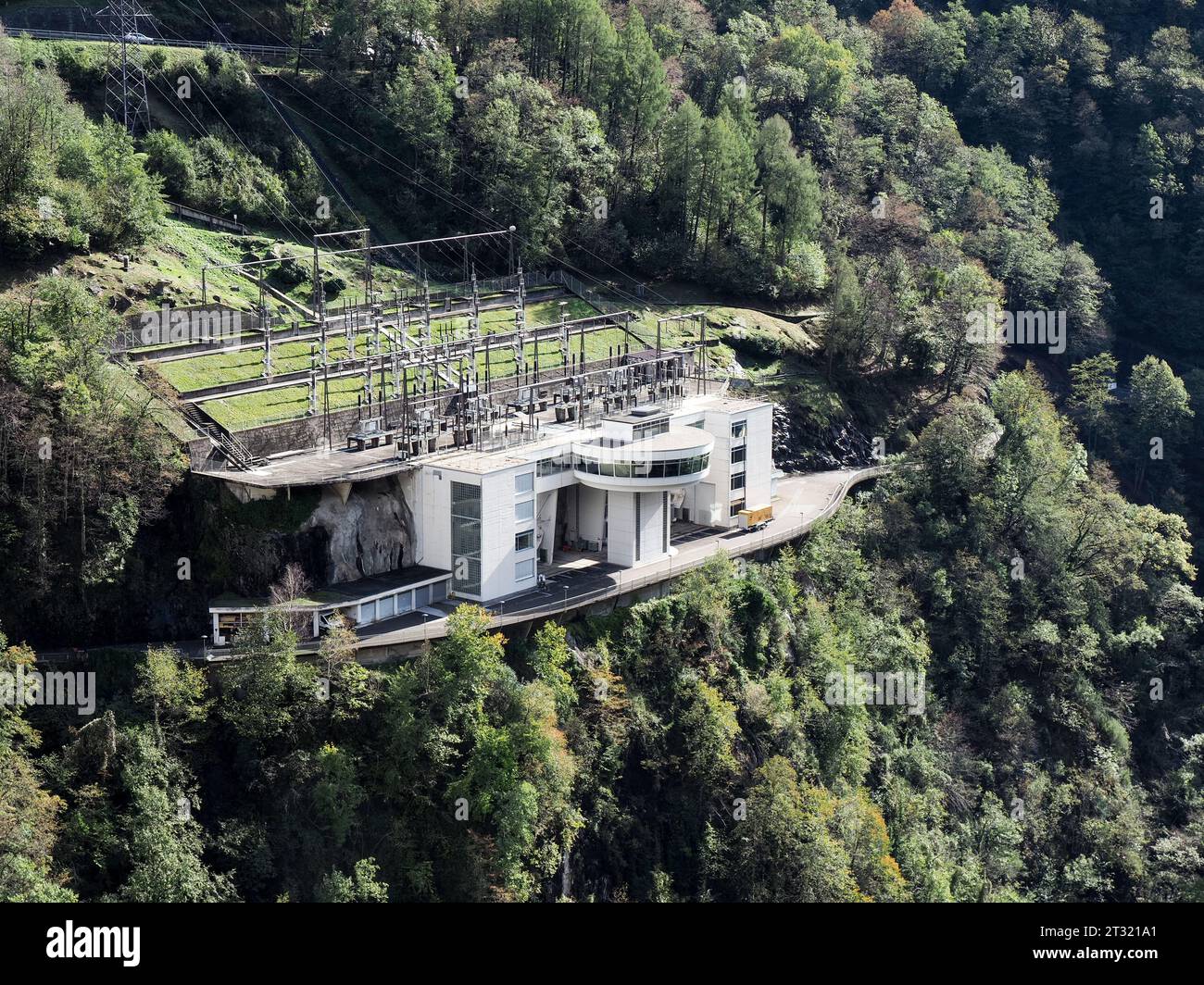 Bungee jump verzasca dam switzerland hi-res stock photography and ...