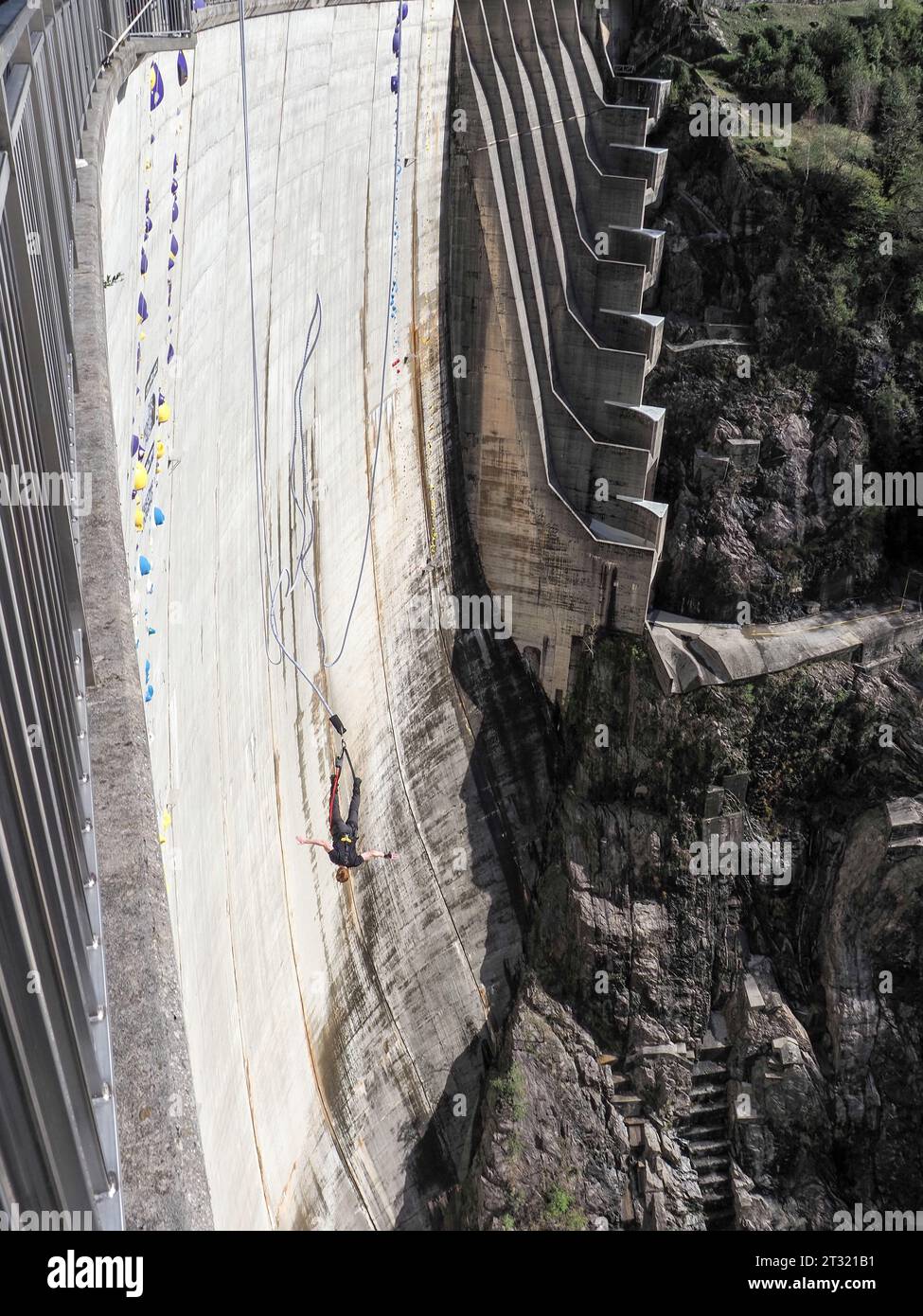 Bungee jump verzasca dam switzerland hi-res stock photography and ...