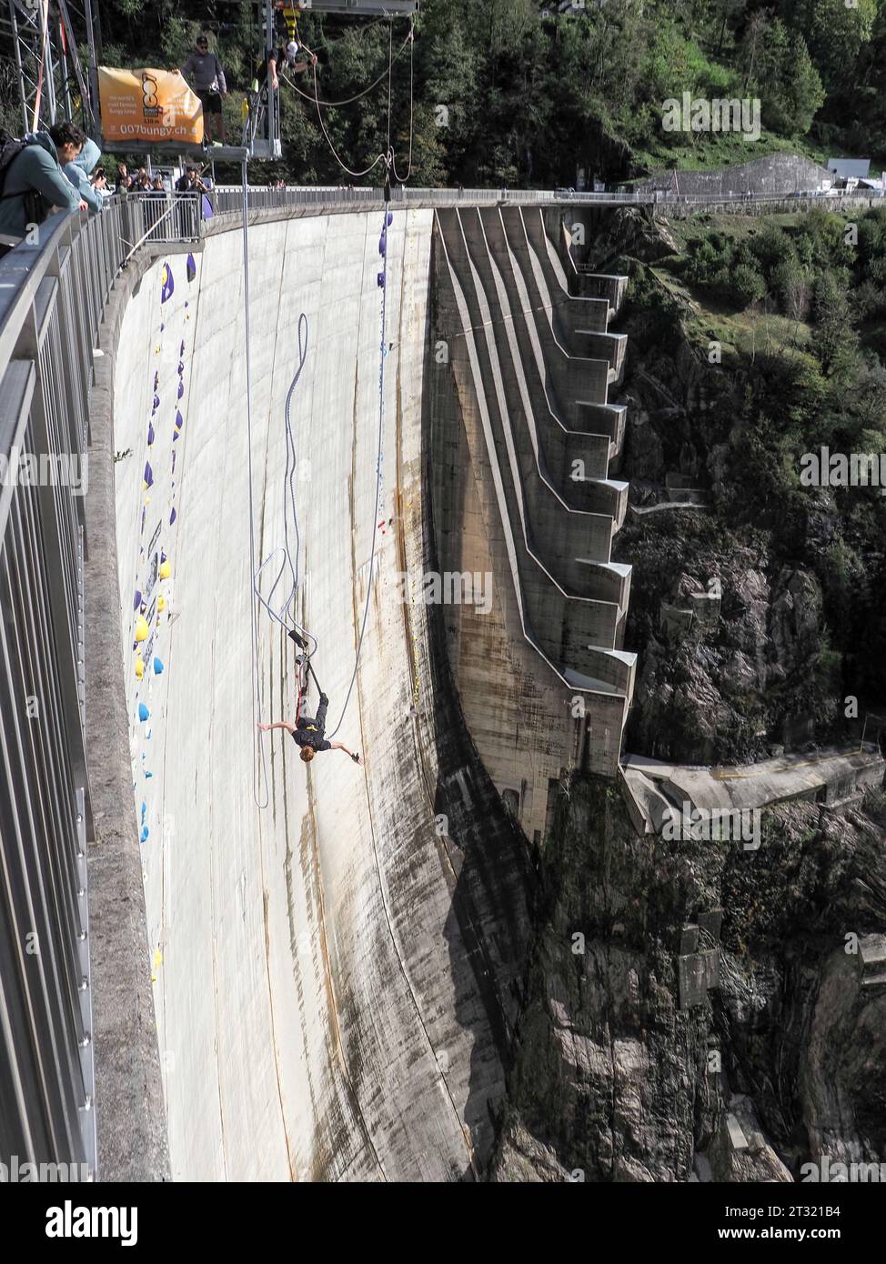 Bungee jumping verzasca dam hi-res stock photography and images - Alamy