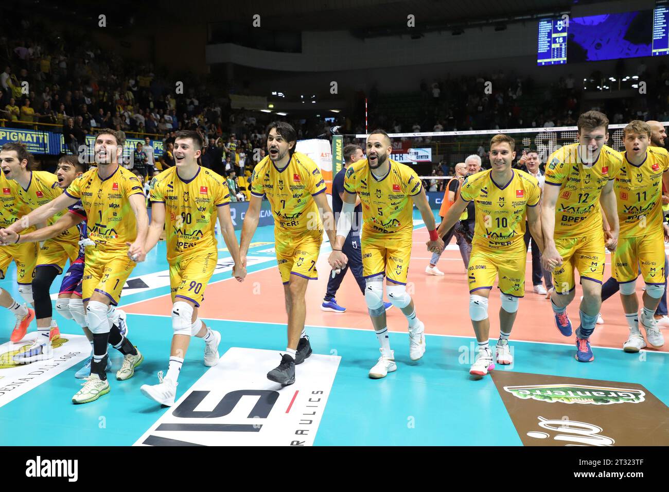 Modena celebrates the victory during the Italian soccer Serie B match Modena  FC vs Cagliari Calcio on February 03, 2023 at the Alberto Braglia stadium  in Modena, Italy (Photo by Luca Diliberto/LiveMedia