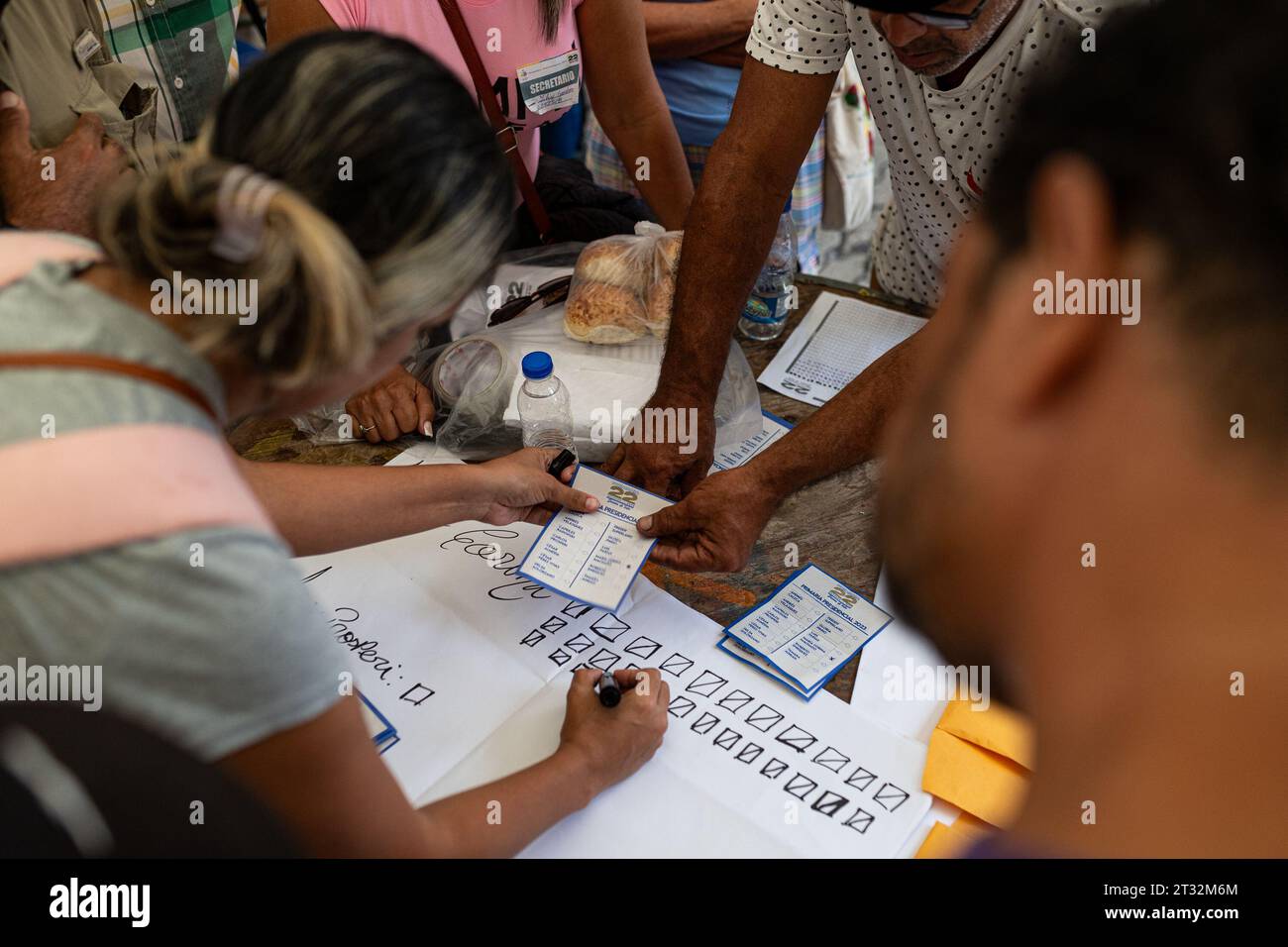 Caracas, Distrito Capital, Venezuela. 22nd Oct, 2023. Conteo de votos en el cierre de mesas de