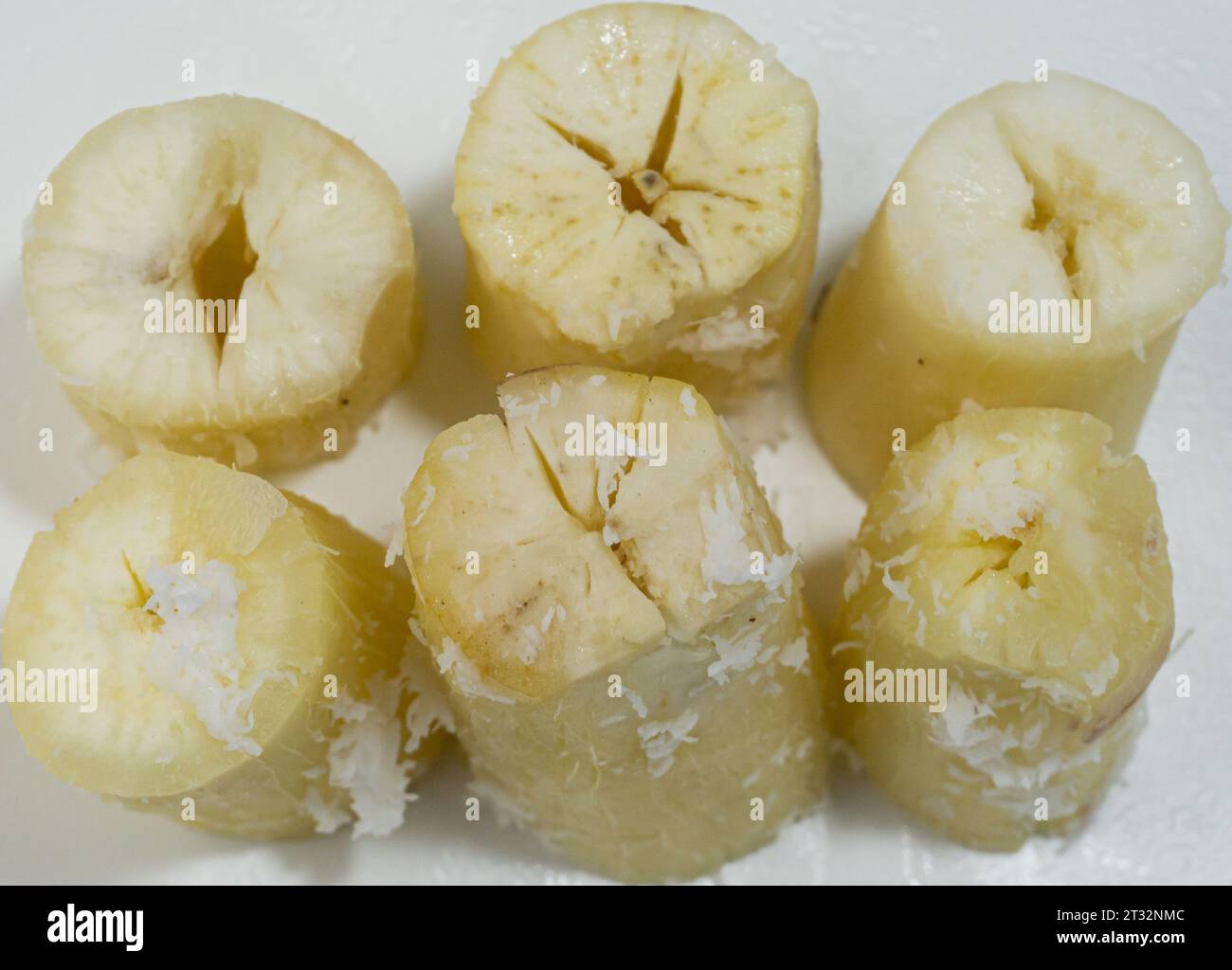 https://c8.alamy.com/comp/2T32NMC/singkong-rebus-or-boiled-cassava-accompanied-by-a-sprinkling-of-grated-coconut-isolated-on-a-white-background-top-view-angle-2T32NMC.jpg