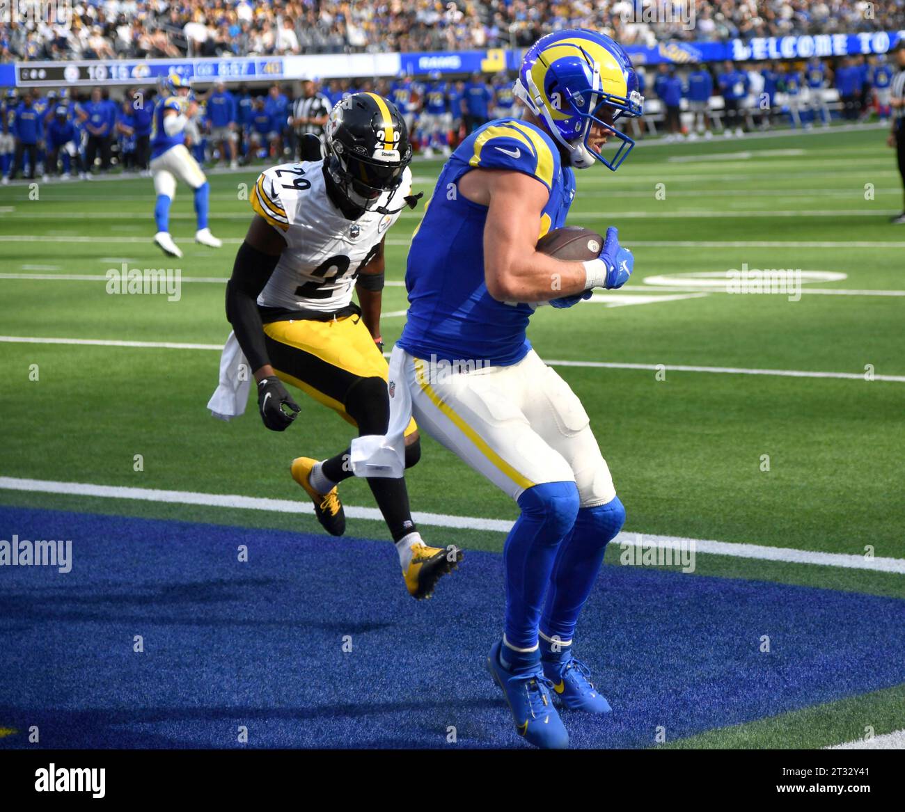 Inglewood, United States. 22nd Oct, 2023. Los Angeles Rams receiver Cooper Kupp (R) scores a two point conversion in front of Pittsburgh Steelers cornerback Levi Wallace at SoFi Stadium in Inglewood, California Sunday, October 22, 2023.Photo by Jon SooHoo/UPI Credit: UPI/Alamy Live News Stock Photo