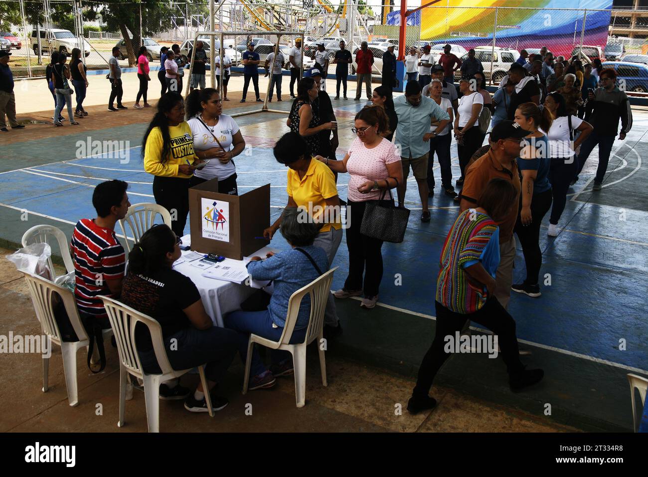 San Francisco, Venezuela. 22nd Oct, 2023. Despite delays in the opening of the tables in some places, Venezuelans show up en masse from early hours to the voting points for the opposition primaries, in the San Francisco municipality of the Zulia Venezuela state, on October 22, 2023. These primaries will choose the candidate who will face President Nicolás Maduro in the 2024 Presidential Elections. (Photo by Humberto Matheus/Sipa USA) Credit: Sipa USA/Alamy Live News Stock Photo