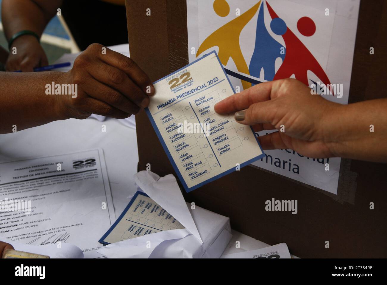 San Francisco, Venezuela. 22nd Oct, 2023. Despite delays in the opening of the tables in some places, Venezuelans show up en masse from early hours to the voting points for the opposition primaries, in the San Francisco municipality of the Zulia Venezuela state, on October 22, 2023. These primaries will choose the candidate who will face President Nicolás Maduro in the 2024 Presidential Elections. (Photo by Humberto Matheus/Sipa USA) Credit: Sipa USA/Alamy Live News Stock Photo