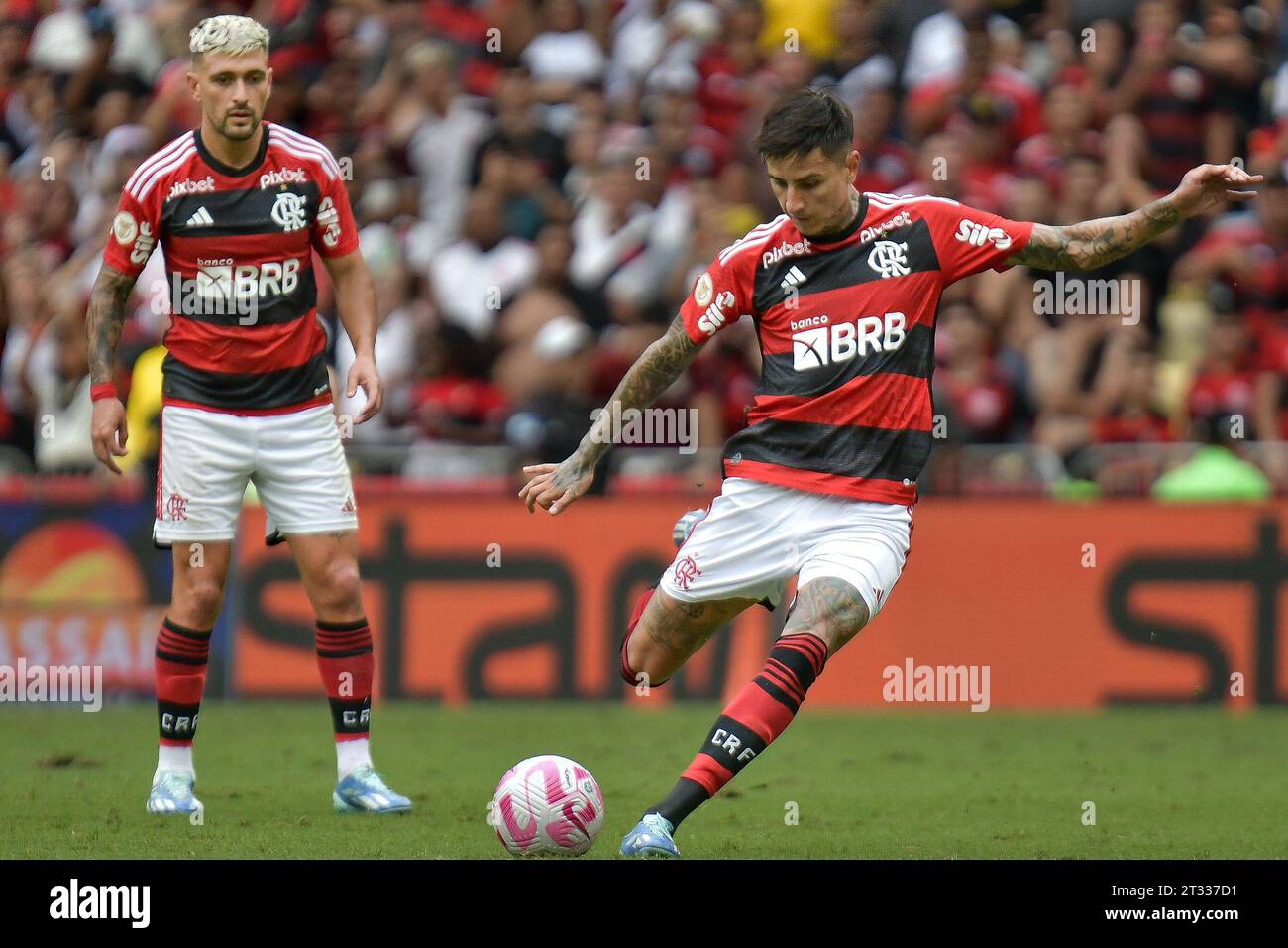 Rio de Janeiro, Brazil. 22nd Oct, 2023. Erick Pulgar of Flamengo, during  the match between Flamengo and Vasco da Gama, for the Brazilian Serie A  2023, at Maracana Stadium, in Rio de