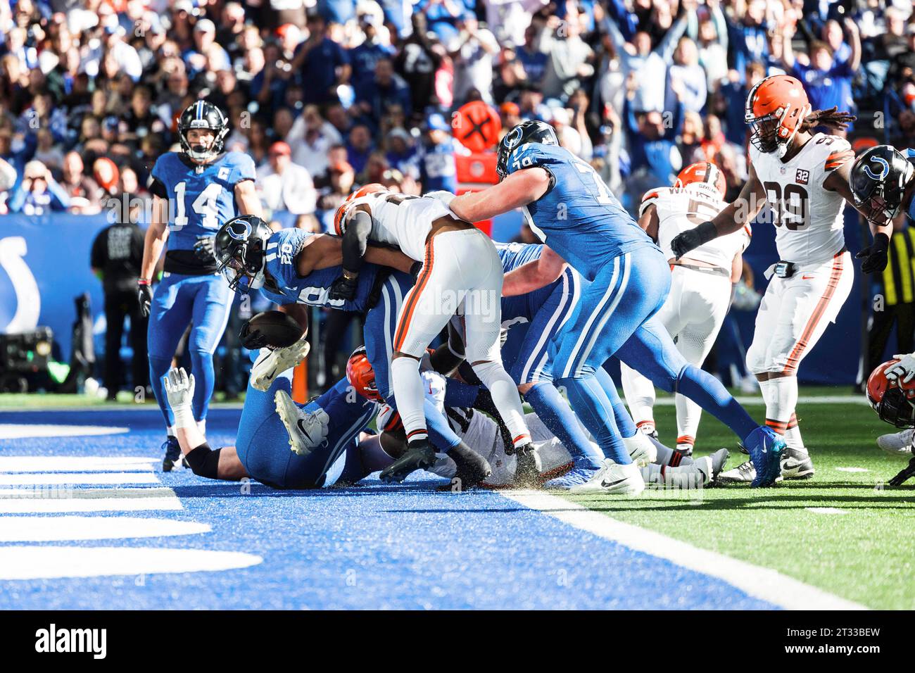 Indianapolis, Indiana, USA. 22nd Oct, 2023. Indianapolis Colts running back Jonathan Taylor (28) runs with the ball for a touchdown during NFL game action against the Cleveland Browns at Lucas Oil Stadium in Indianapolis, Indiana. Cleveland defeated Indianapolis 39-38. John Mersits/CSM (Credit Image: © John Mersits/Cal Sport Media). Credit: csm/Alamy Live News Stock Photo