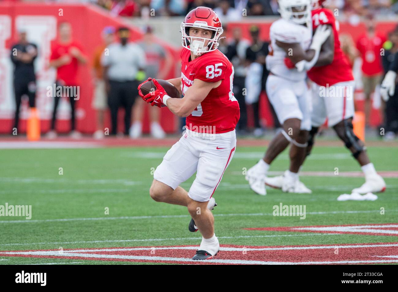 Houston, TX, USA. 21st Oct, 2023. Houston Cougars wide receiver Dalton Carnes (85) turns after making a catch during a game between the Texas Longhorns and the Houston Cougars in Houston, TX. Trask Smith/CSM/Alamy Live News Stock Photo