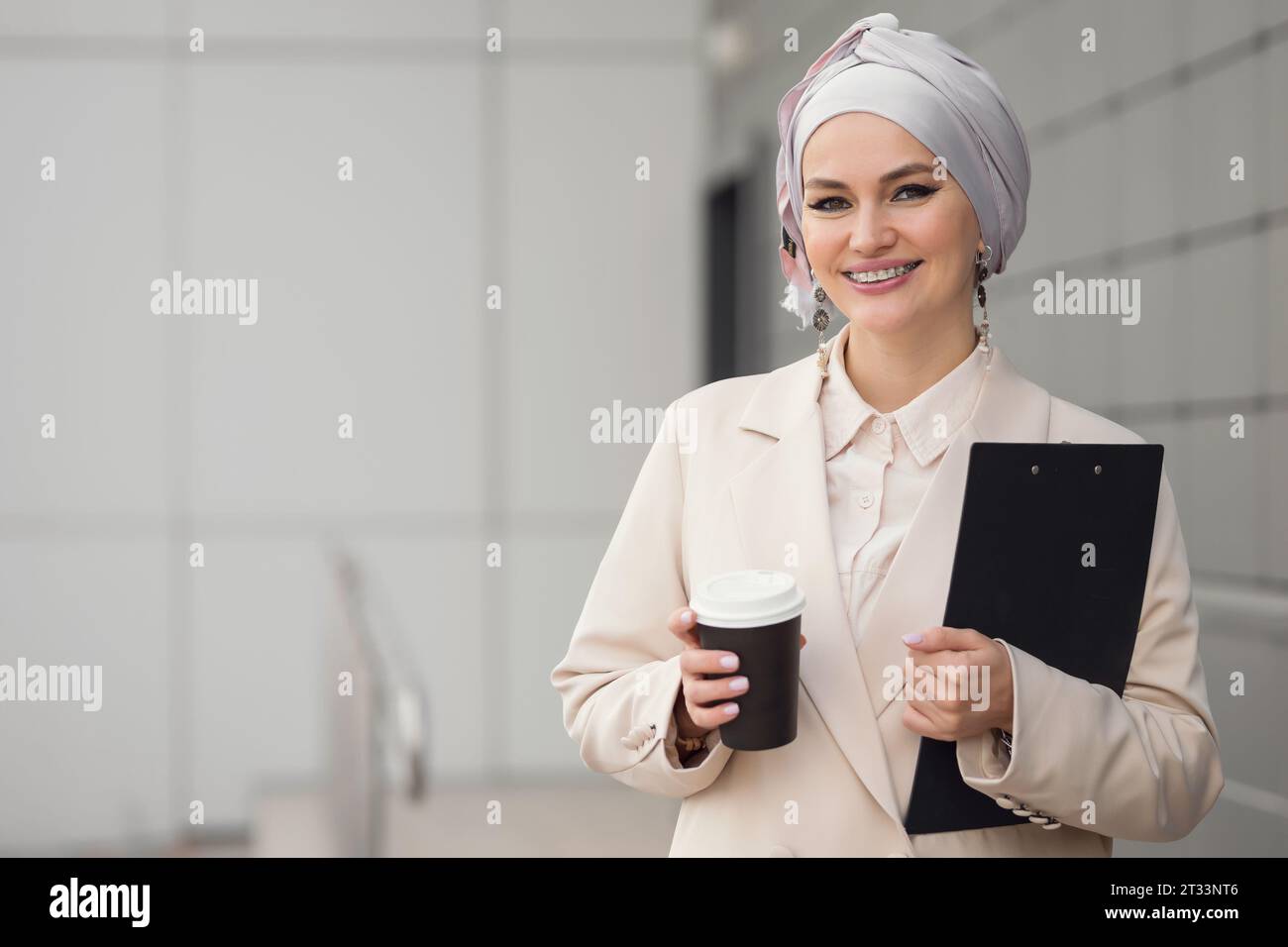 Woman in hijab holds clipboard hi-res stock photography and images - Alamy