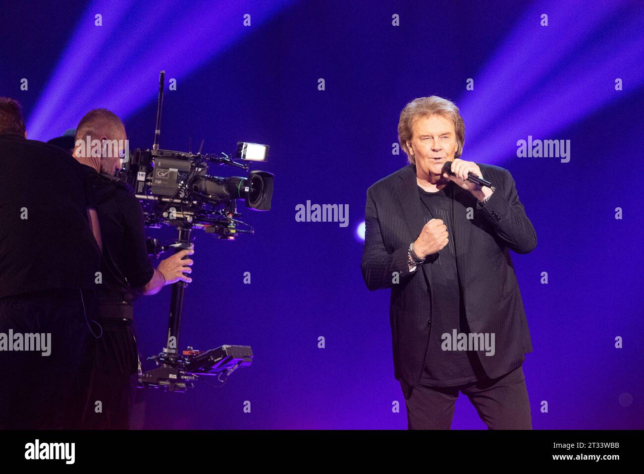 Dortmund Schlagersänger Howard Carpendale beim Auftritt in der ARD Samstagabendshow Schlagerboom mit Florian Silbereisen am 21.10.2023 in Dortmund *** Dortmund pop singer Howard Carpendale at the appearance in the ARD Saturday evening show Schlagerboom with Florian Silbereisen on 21 10 2023 in Dortmund Copyright: xGerhardxWingenderx/xEibner-Pressefotox EP GWR Credit: Imago/Alamy Live News Stock Photo