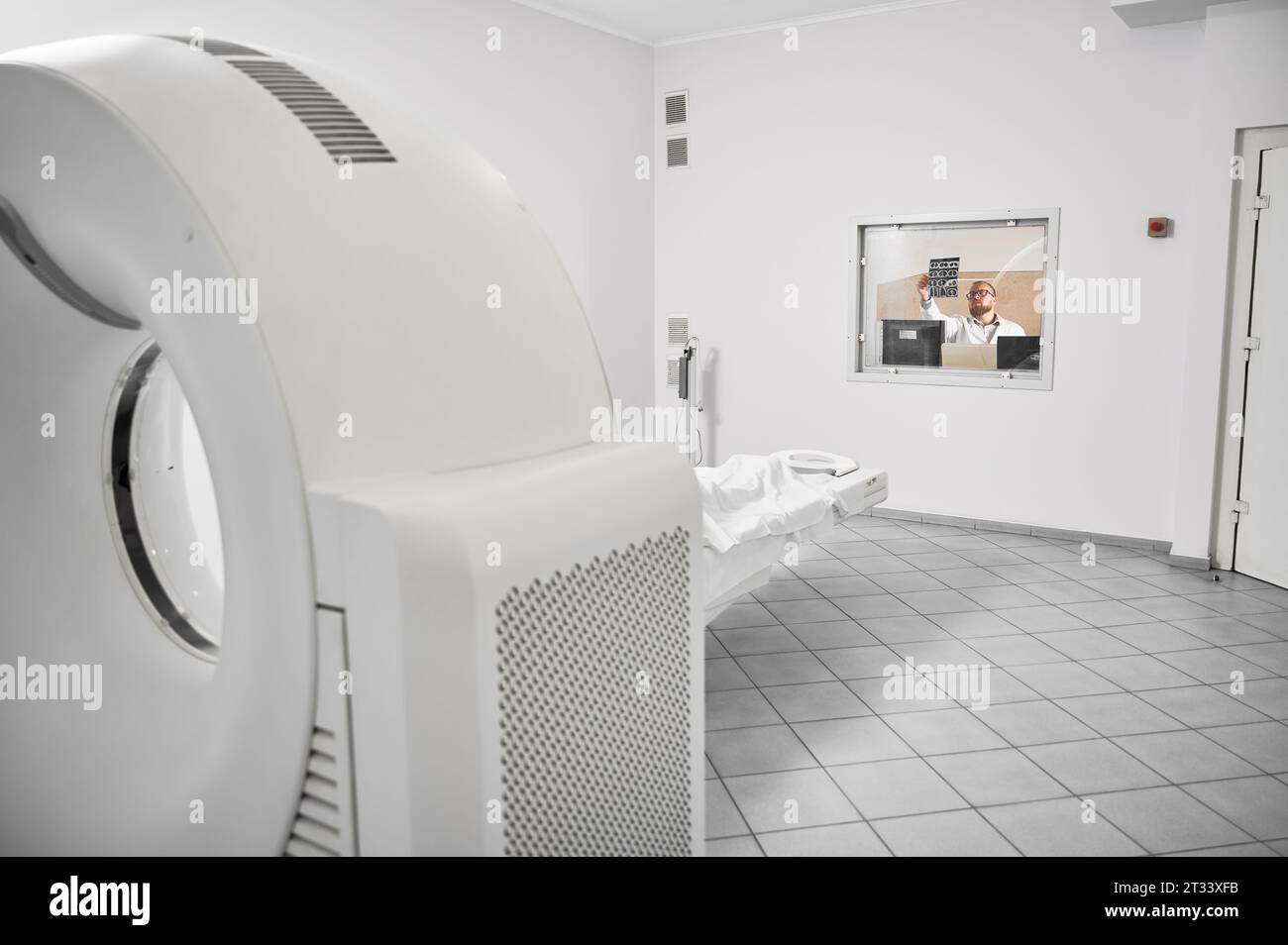 Male doctor raising mri scan hi-res stock photography and images - Alamy