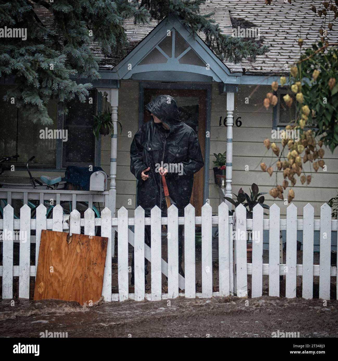 Flood waters rise hi-res stock photography and images - Alamy