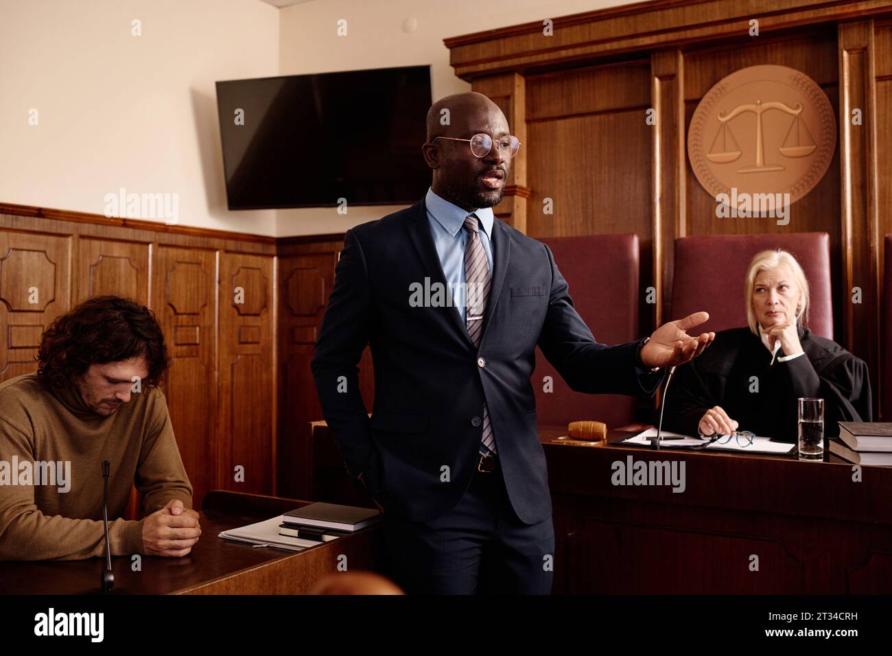 Female attorney speaking to jury hi-res stock photography and images ...