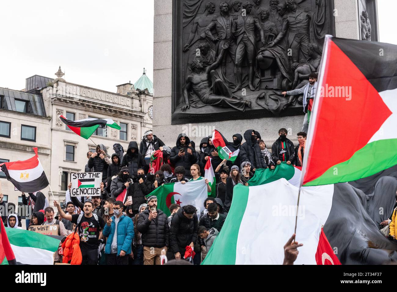 Protesters gathered below Nelson's Column at a Free Palestine protest in London following the escalation of the conflict in Israel and Gaza Stock Photo