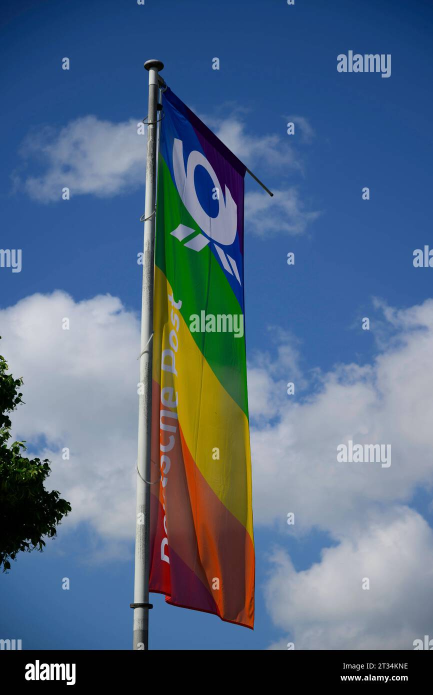 Regenbogenfahne beim Deutsche Post Briefzentrum in Straubing am 12.06.