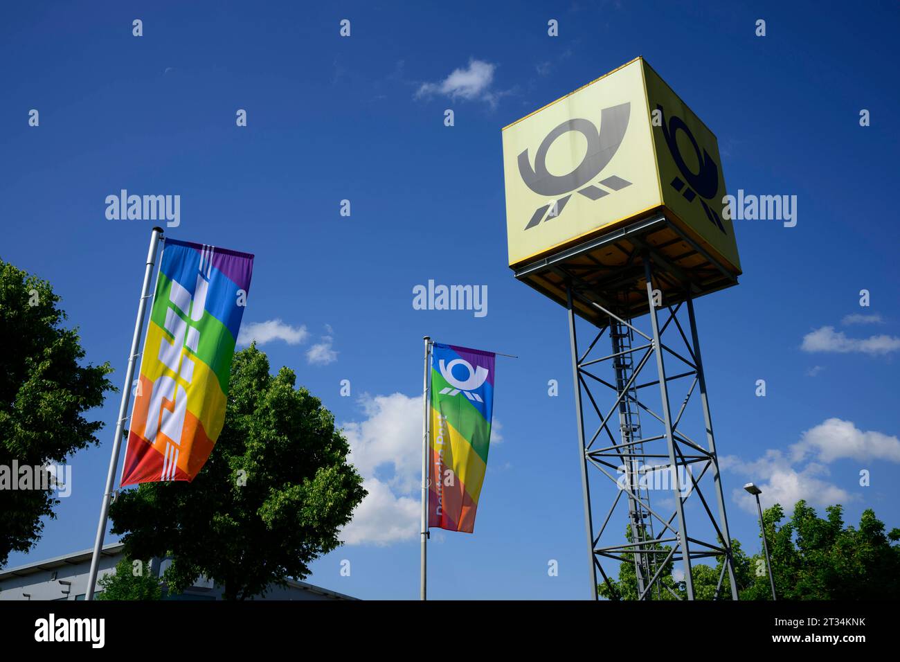 Regenbogenfahne beim Deutsche Post Briefzentrum in Straubing am 12.06.