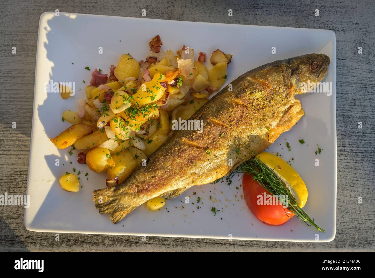 Gebratene Forelle mit Bratkartoffeln Stock Photo