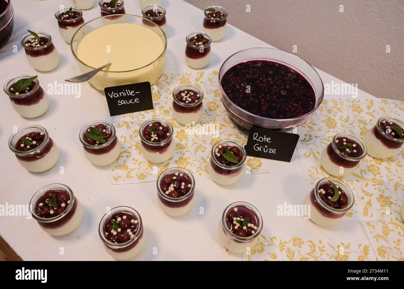 Buffet, Rote Grütze mit Vanillesauce Stock Photo - Alamy