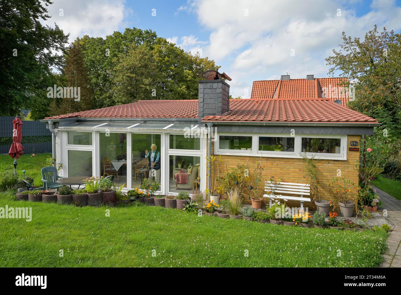 Einfamilienhaus einer Rentnerin mit Garten, Deutschland Stock Photo