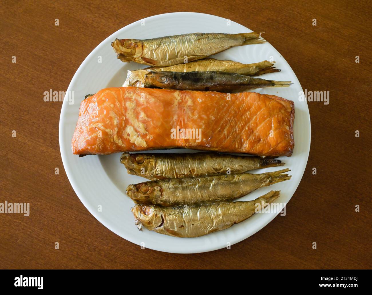 Geräucherter Fisch, Lachs, Sprotten Stock Photo - Alamy