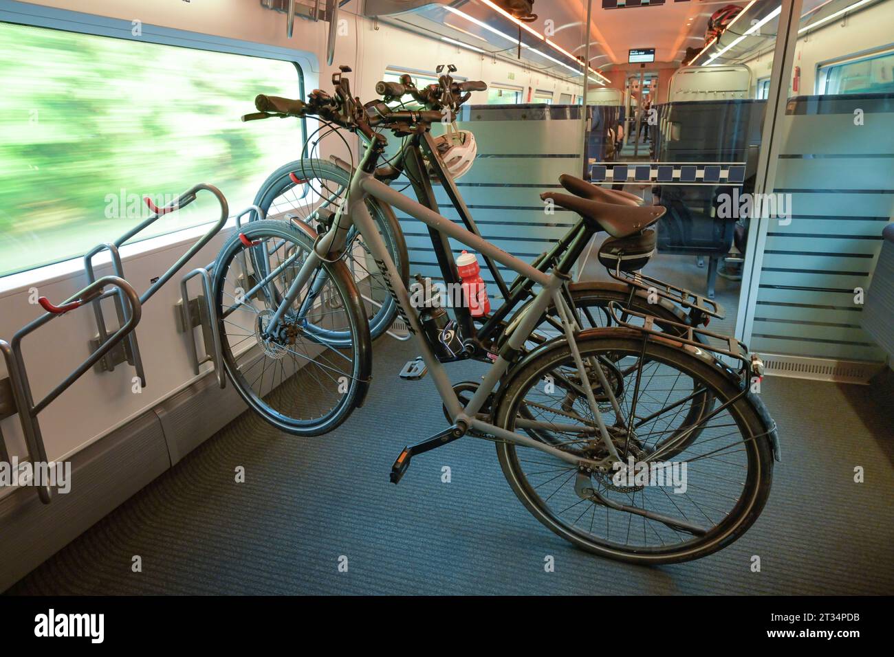 Fahrräder im Radabteil, Nahverkehrszug, Deutsche Bahn, Deutschland *** Bicycles in bike