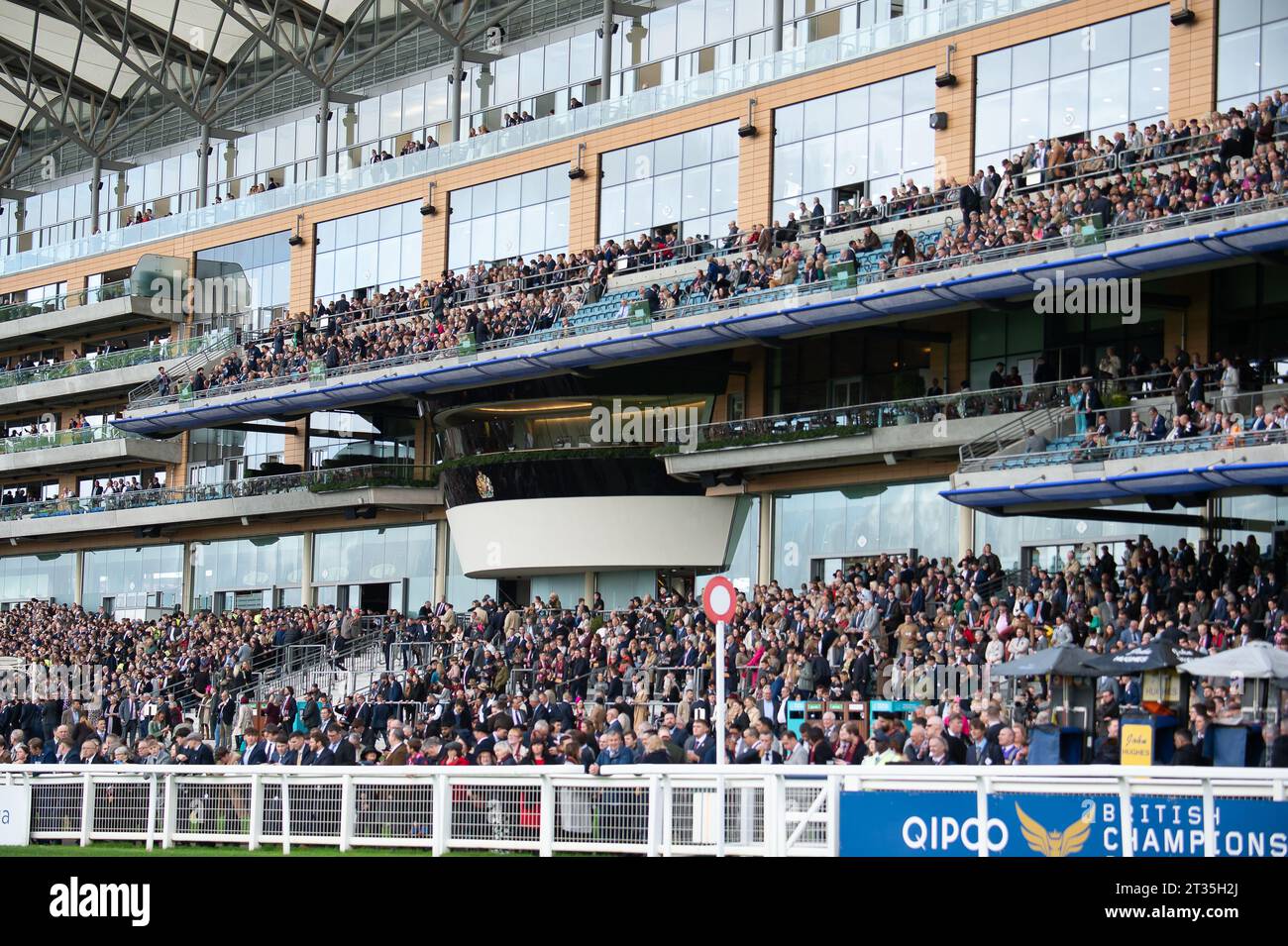 Ascot photos crowd hi-res stock photography and images - Alamy