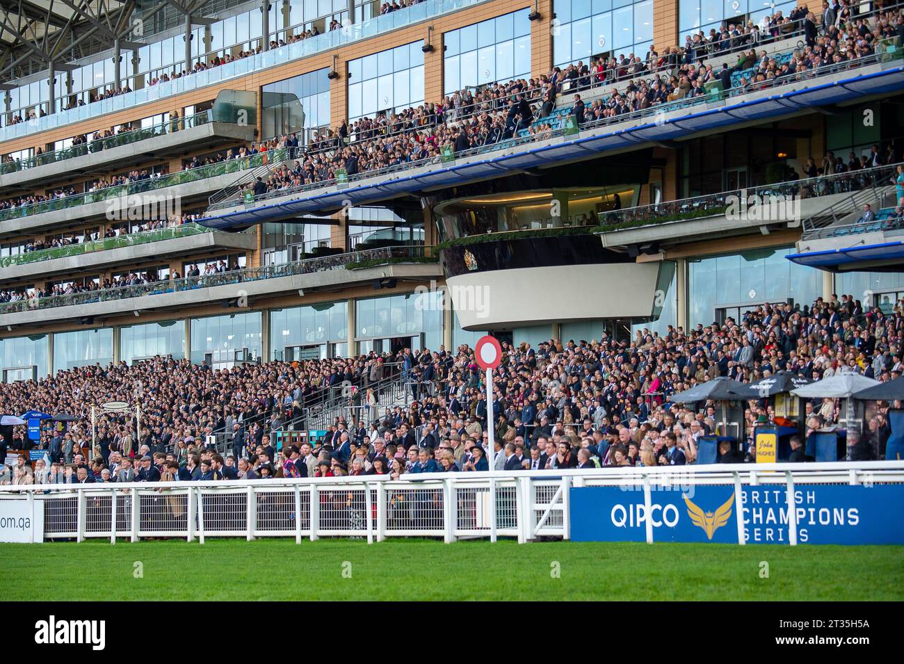 Ascot photos crowd hi-res stock photography and images - Alamy