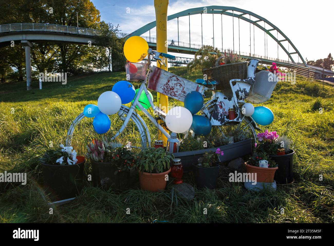 Bicycle and balloons hi-res stock photography and images - Alamy