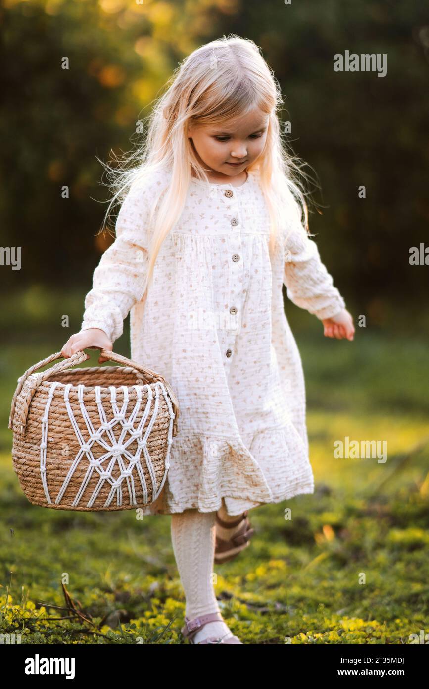 Blonde little girl in dress hi-res stock photography and images - Page 11 -  Alamy