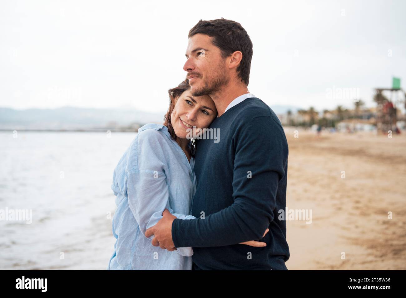 Couple hugging other on beach hi-res stock photography and images - Alamy