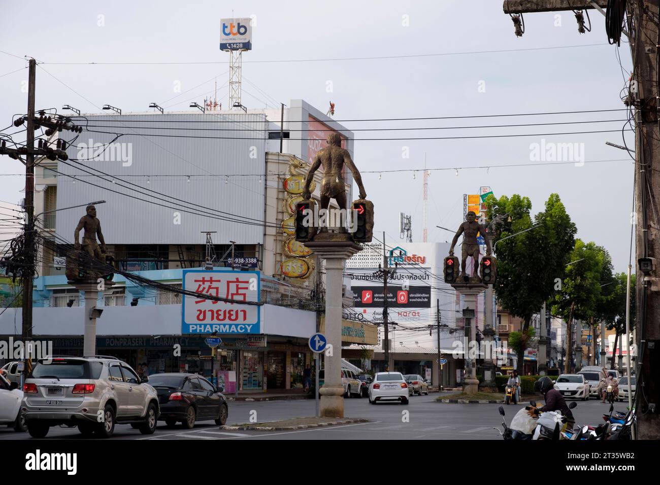 Ampeln an einer Strassenkreuzung - Krabi - Thailand, Dezember 2022 *** Traffic lights at a road intersection Krabi Thailand, December 2022 Credit: Imago/Alamy Live News Stock Photo