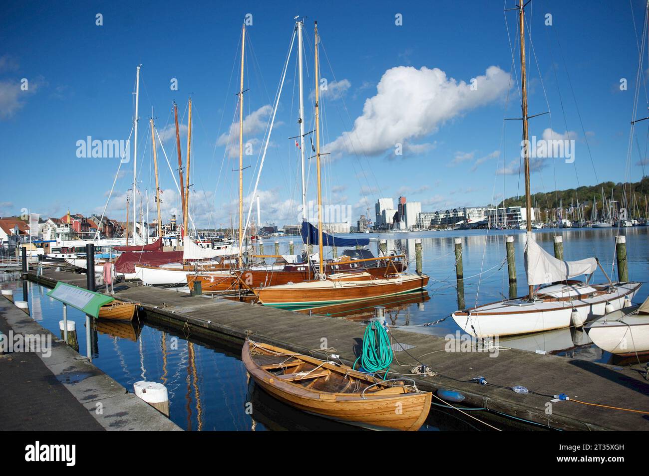 Flensburg, Schleswig-Holstein, Aufräumarbeiten nach Jahrhundert-Hochwasser in Flensburg, Hafenumfeld. Ankerplatz Klassische Yachten Flensburg e.V. bei blauen Himmel und Sonnenschein, wenige Tage zuvor tobte dort eines der stärksten Hochwasser dieses Jahrhunderts. Aufnahme vom 23.10.2023, Flensburg, *** Flensburg, Schleswig Holstein, cleanup after century flood in Flensburg, harbor environment anchorage Classical Yachts Flensburg e V under blue sky and sunshine, a few days earlier raged there one of the strongest floods of this century photo taken on 23 10 2023, Flensburg, Stock Photo