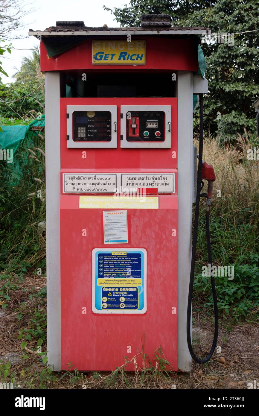 Zapfsäule für Benzin Get Rich - Koh Phayam - Thailand, Dezember 2022 *** Petrol Pump Get Rich Koh Phayam Thailand, December 2022 Credit: Imago/Alamy Live News Stock Photo