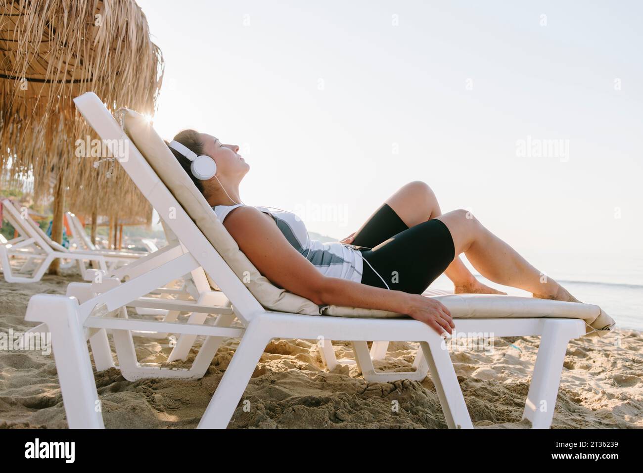 Relaxing beach back chair hi res stock photography and images Alamy
