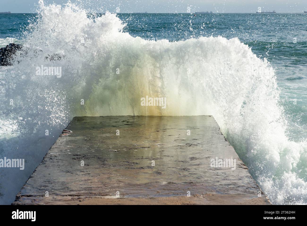 Waves tropical sea hit rocks hi-res stock photography and images - Alamy